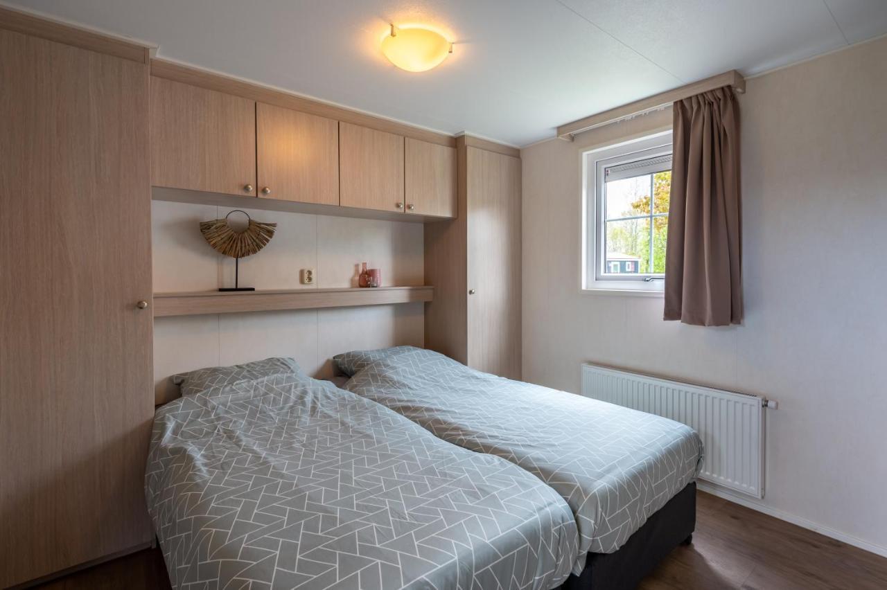 Luxe 5-Persoons Chalet Op Familiecamping Baarland Bagian luar foto